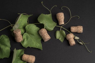 ahşap üzüm yaprakları ve şarap şişesi mantarları ile arka plan