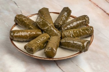 bir plaka üzerinde yaprak dolması