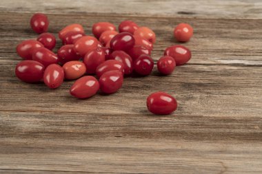 ahşap masada taze ve olgun kızılcık meyveleri