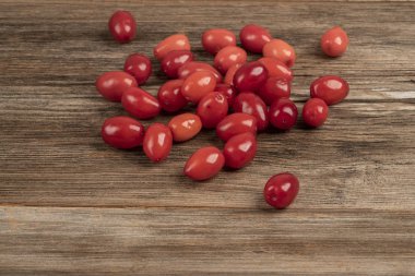 ahşap masada taze ve olgun kızılcık meyveleri