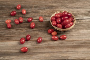 ahşap masada taze ve olgun kızılcık meyveleri