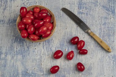 masada taze ve olgun kızılcık meyve