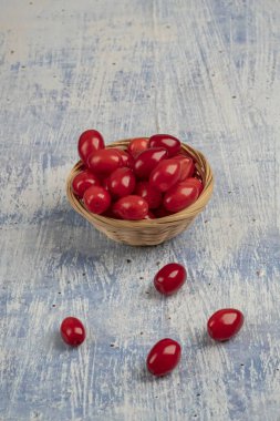 masada taze ve olgun kızılcık meyve