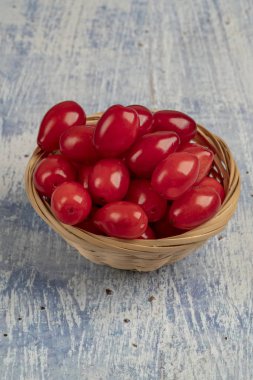 masada taze ve olgun kızılcık meyve