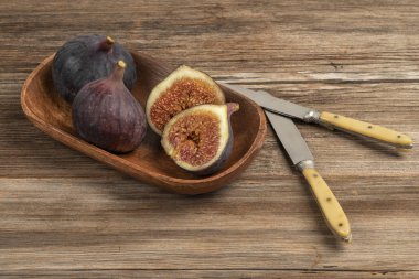 masada yarım ve bütün olgun mor incir içine kesilmiş