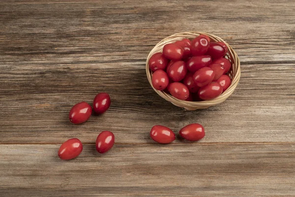 ahşap masada taze ve olgun kızılcık meyveleri