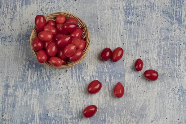 masada taze ve olgun kızılcık meyve