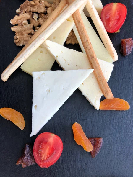 Variedad de queso servido en el plato —  Fotos de Stock