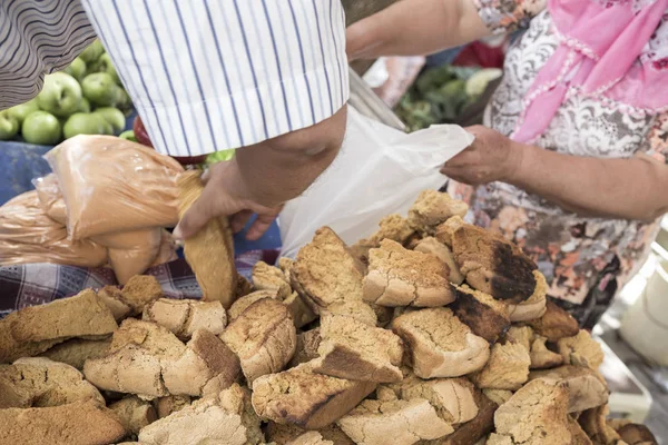 Närbild hand av en man plockar bröd på marknaden — Stockfoto