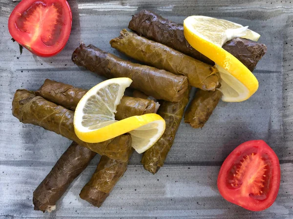Фаршированные листья виноградной лозы, традиционная турецкая еда — стоковое фото