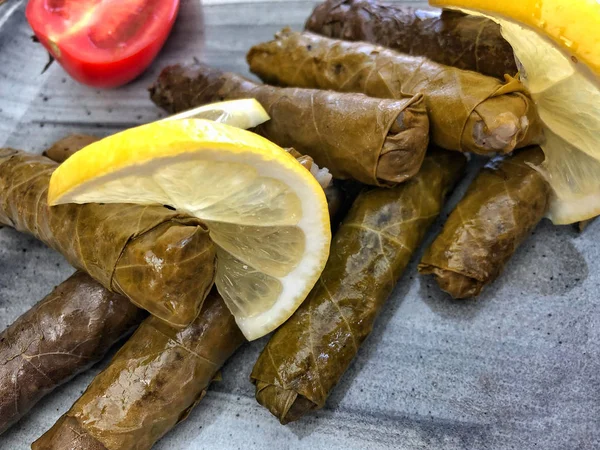 Fyllda vinblad som är en traditionell turkisk mat — Stockfoto
