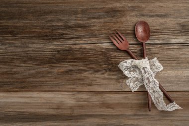 kopya alanı ile ahşap bir arka plan üzerinde kaşık ve çatal