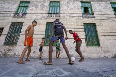 Havana, Küba - 6 Mayıs 2017; H sokakta futbol oynayan çocuklar