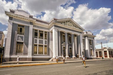 Cienfuegos, Küba - 3 Mayıs 2017; Bir okul buildi önünde Çocuklar