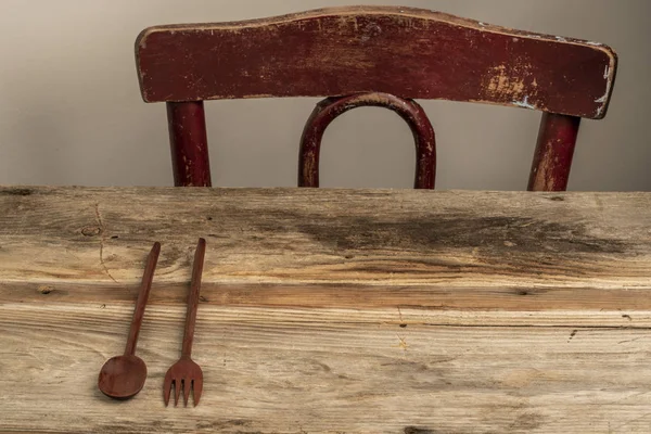 Cuchara de madera y tenedor en una mesa vacía — Foto de Stock