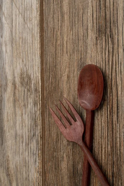 Cuchara y tenedor sobre un fondo de madera con espacio para copiar — Foto de Stock