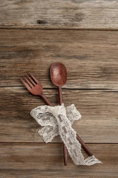 Cuchara y tenedor sobre un fondo de madera con espacio para copiar — Foto de Stock