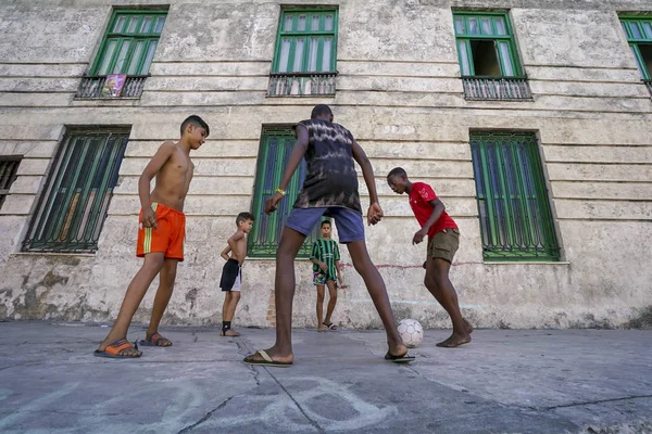 Havana, Cuba-6 mei 2017; Kinderen spelen voetbal op straat in H — Stockfoto