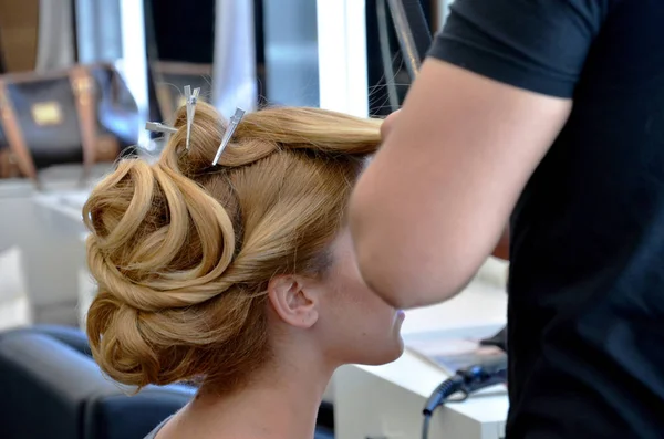 Kadeřník, který dělá vlasy blonďaté ženy — Stock fotografie