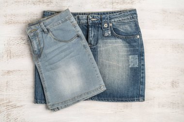 kopya alanı ile ahşap bir arka plan üzerinde jean etekler