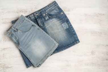 kopya alanı ile ahşap bir arka plan üzerinde jean etekler