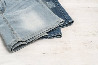kopya alanı ile ahşap bir arka plan üzerinde jean etekler