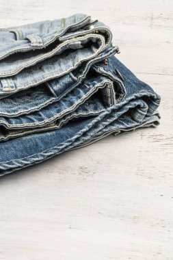 kopya alanı ile ahşap bir arka plan üzerinde katlanmış kot