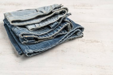 kopya alanı ile ahşap bir arka plan üzerinde katlanmış kot