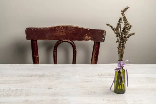 Levendula illata egy vázában egy fából készült asztal otthon — Stock Fotó