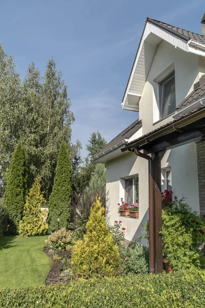 Casa privada y su jardín en una zona rural — Foto de Stock