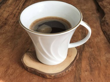 Tahta masada bir fincan kahve.
