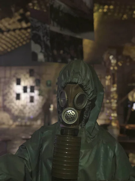 가스 마스크를 쓰고 있는 남자 — 스톡 사진