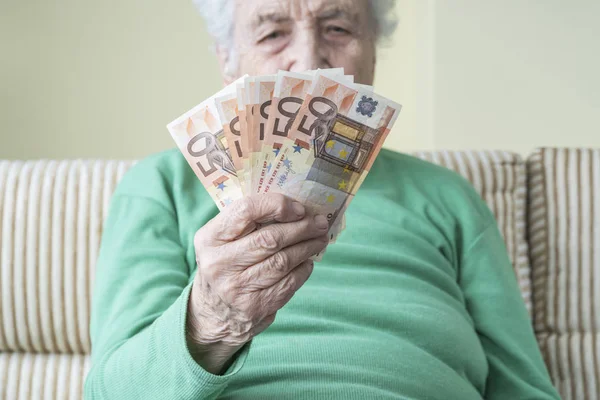 Avro banknotları tutan yaşlı bir kadının yakın plan fotoğrafı. — Stok fotoğraf