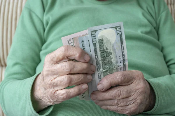 Amerikan Doları 'nı tutan yaşlı bir kadının kırışık eli. — Stok fotoğraf