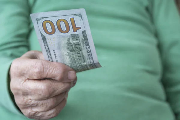 Yüz amerikan doları banknot tutan closeup buruşuk el — Stok fotoğraf