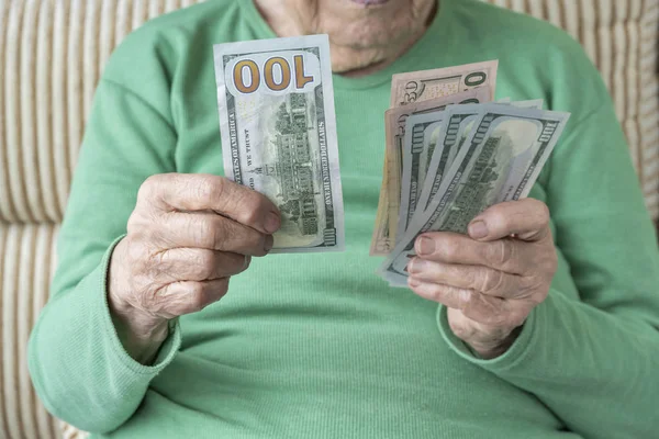 Amerikan Doları 'nı tutan yaşlı birinin buruşuk eli. — Stok fotoğraf