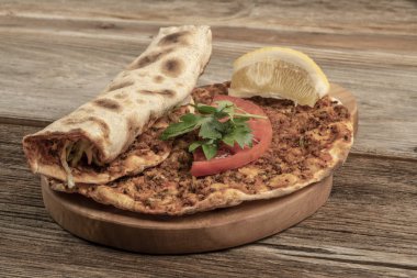 Biftek ve soğandan yapılmış geleneksel Türk pizzası