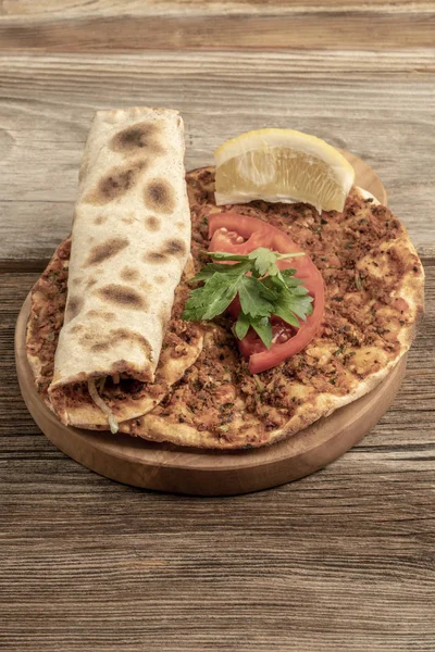 Pizza tradicional turca feita de carne moída e cebola — Fotografia de Stock