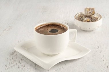 Bir fincan Türk kahvesi ve ahşap bir masada keyif.