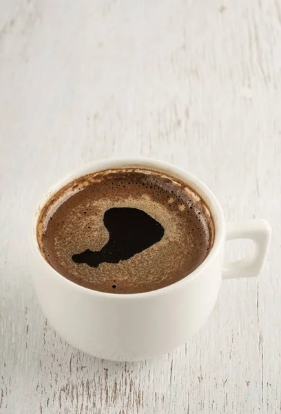 Une tasse de café turc sur une table en bois — Photo