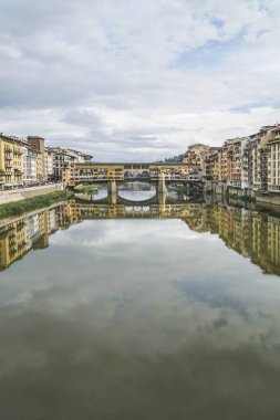 İtalya, Floransa 'da köprü ve nehirdeki binaların yansıması