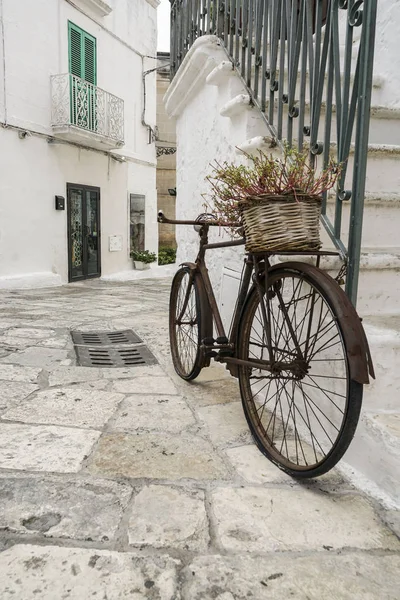 Bicicleta vieja y oxidada apoyada en la pared en la calle — Foto de Stock