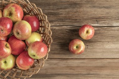 Tahta bir masada olgun elmalar