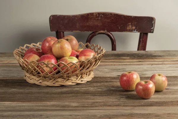 Maçãs maduras orgânicas em uma mesa de madeira — Fotografia de Stock