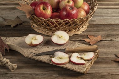 Masadaki tahta kesme tahtasında dilimlenmiş elmalar.