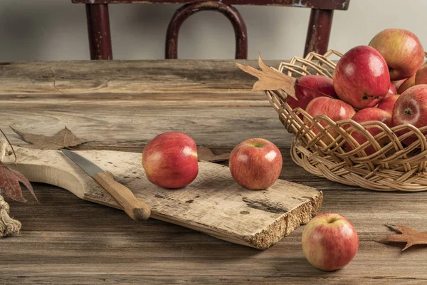 Ripe red apples on a wooden cutting boad on table — Stock Photo, Image