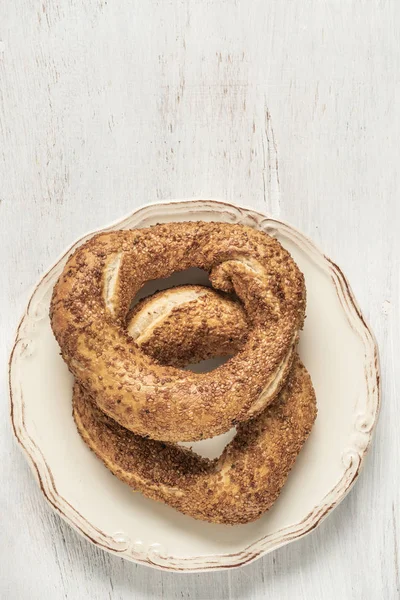 Ropogós török bagel, simit egy fa asztalon — Stock Fotó