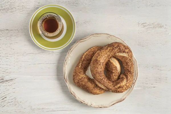 Ropogós török bagel, simit és tea egy fa asztalon — Stock Fotó