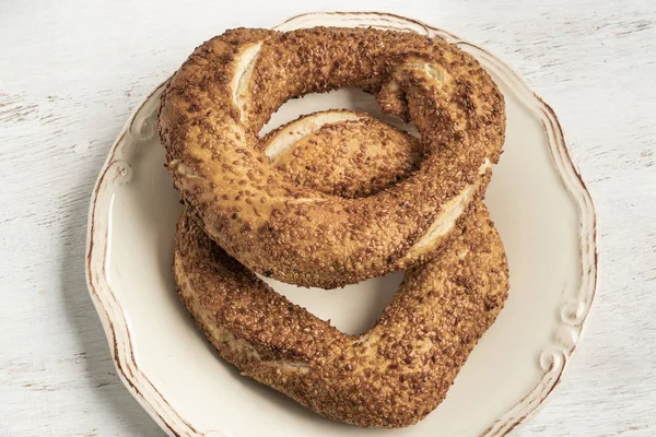 Knapperige Turkse bagel, zeef op een houten tafel — Stockfoto