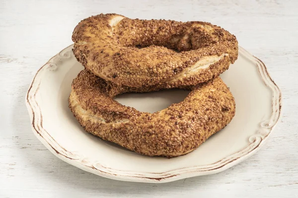 Knapperige Turkse bagel, zeef op een houten tafel — Stockfoto